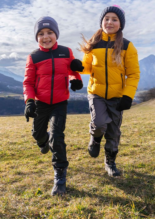 Hombre con chaqueta deportiva paisaje invierno trekking / chaqueta