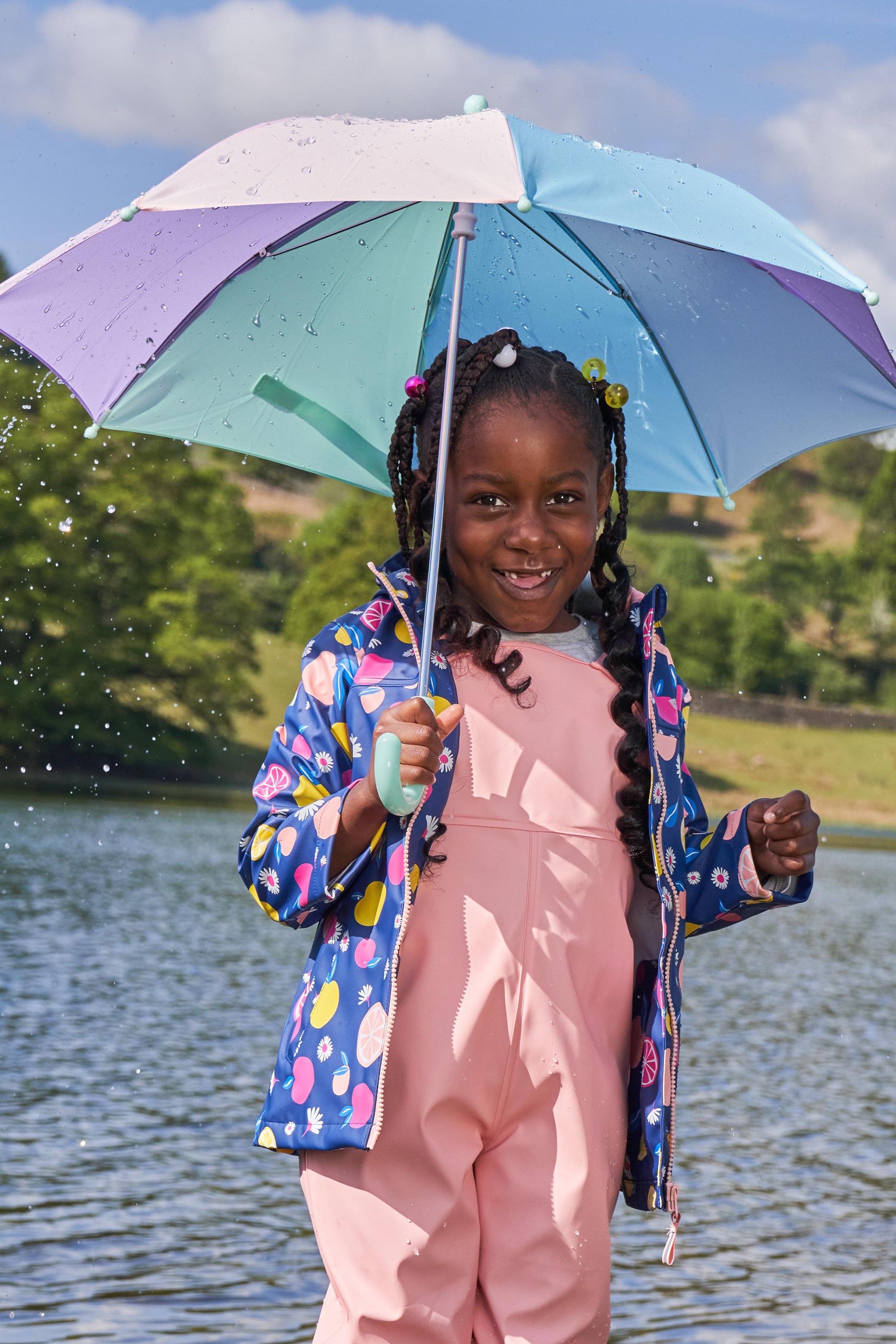  Wildkin Paraguas para niños y niñas, cuenta con toldo  impermeable y mango curvado para colgar fácilmente, sin BPA (corazones  arcoíris) : Ropa, Zapatos y Joyería