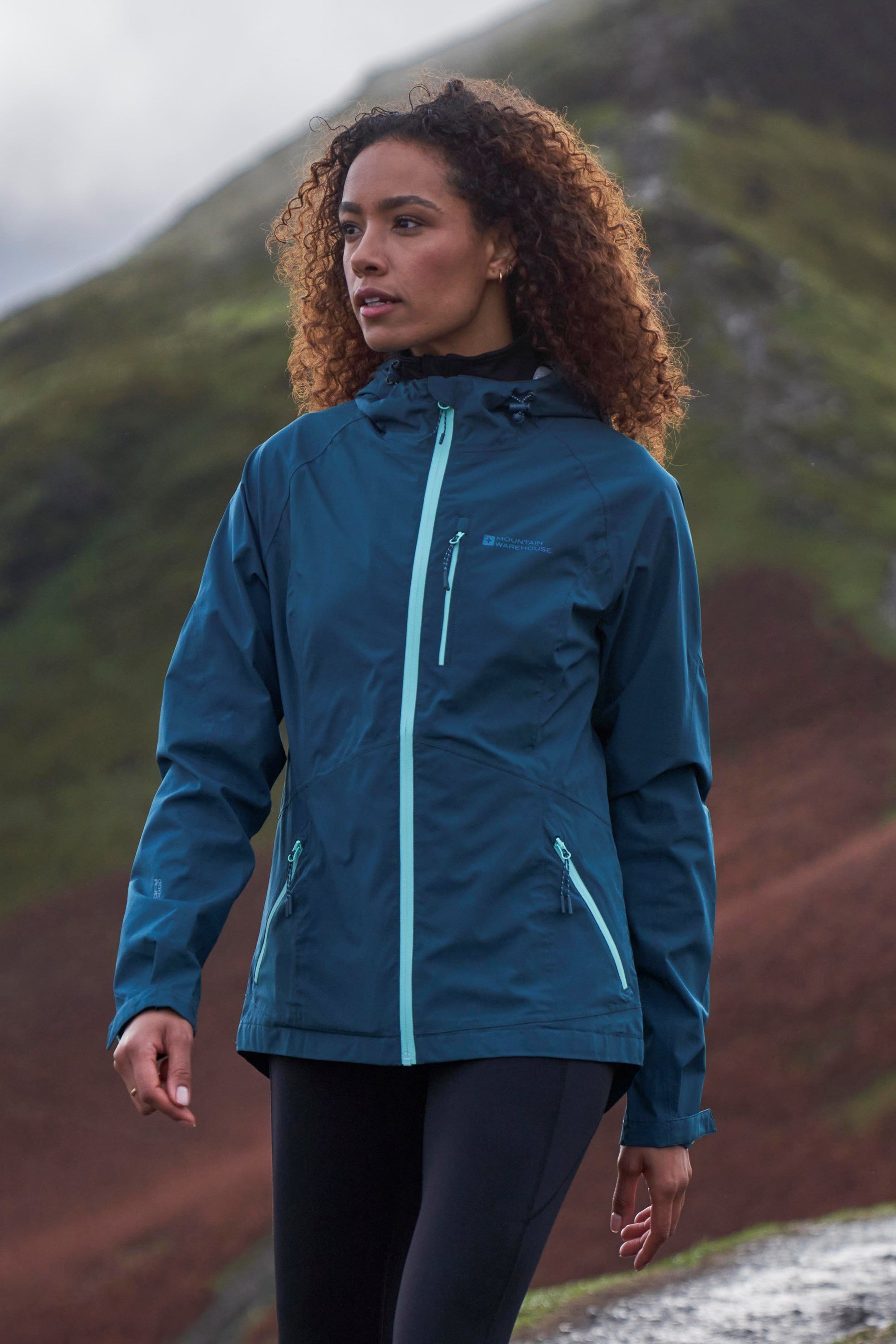 https://img.cdn.mountainwarehouse.com/product/034539/034539_dte_2.5_layer_l_weight_extreme_wms_ecom_lifestyle_waterproof_jacket_wms_ecom_lifestyle_ss22_01.jpg